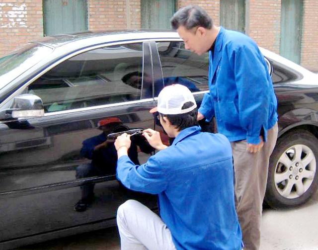 红古区汽车钥匙丢在车里面怎么办?